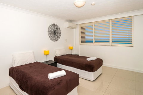 Breakers North Absolute Beachfront Apartments - Official - Pubs and Clubs 26