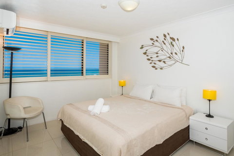 Breakers North Absolute Beachfront Apartments - Official - Pubs and Clubs 27