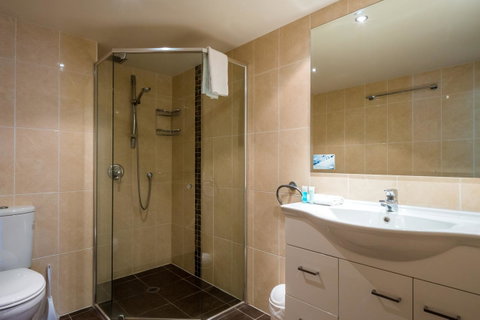 Breakers North Absolute Beachfront Apartments - Official - Pubs and Clubs 34