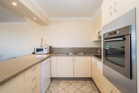 Breakers North Absolute Beachfront Apartments - Official - Pubs and Clubs 18