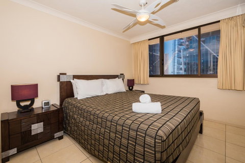 Breakers North Absolute Beachfront Apartments - Official - Pubs and Clubs 35