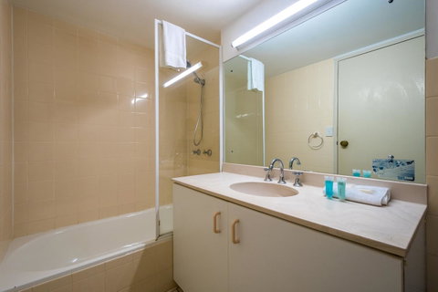 Breakers North Absolute Beachfront Apartments - Official - Pubs and Clubs 11