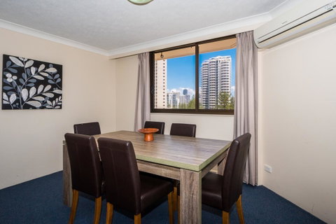Breakers North Absolute Beachfront Apartments - Official - Pubs and Clubs 16