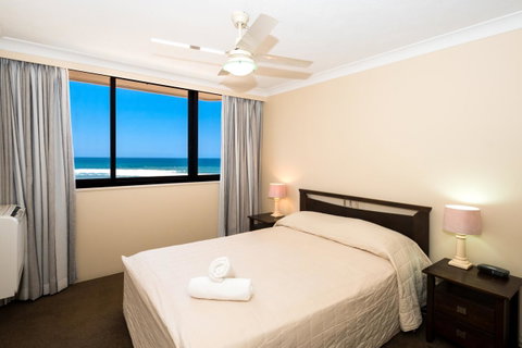 Breakers North Absolute Beachfront Apartments - Official - Pubs and Clubs 8