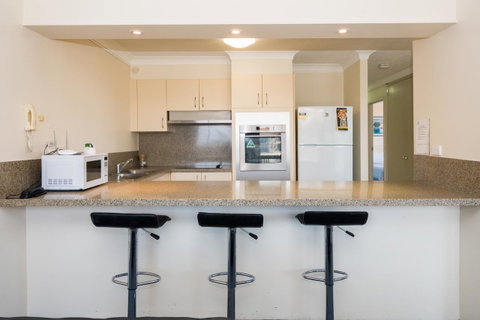 Breakers North Absolute Beachfront Apartments - Official - Pubs and Clubs 14