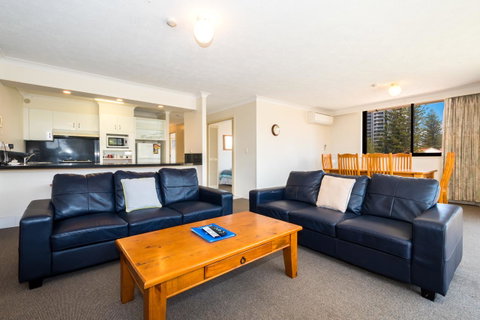 Breakers North Absolute Beachfront Apartments - Official - Pubs and Clubs 20
