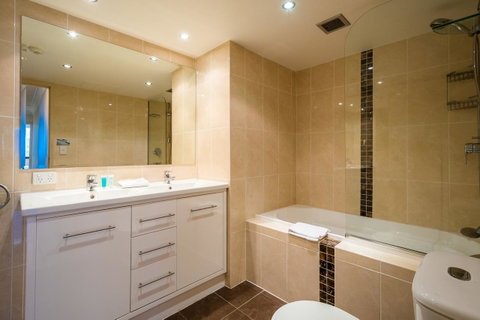Breakers North Absolute Beachfront Apartments - Official - Pubs and Clubs 36