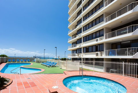 Breakers North Absolute Beachfront Apartments - Official - Pubs and Clubs 4