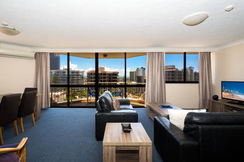 Breakers North Absolute Beachfront Apartments - Official - Pubs and Clubs 13