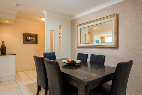 Breakers North Absolute Beachfront Apartments - Official - Pubs and Clubs 37