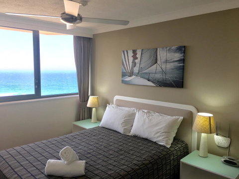 Breakers North Absolute Beachfront Apartments - Official - Pubs and Clubs 6