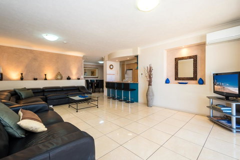 Breakers North Absolute Beachfront Apartments - Official - Pubs and Clubs 38