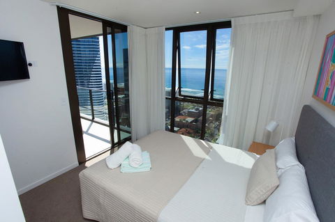 High Floor Ocean View Suites Broadbeach - Pubs and Clubs 13