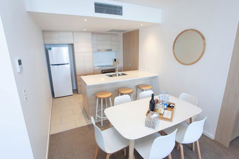High Floor Ocean View Suites Broadbeach - Pubs and Clubs 9