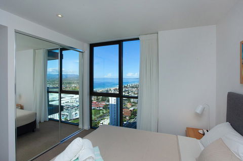 High Floor Ocean View Suites Broadbeach - Pubs and Clubs 12