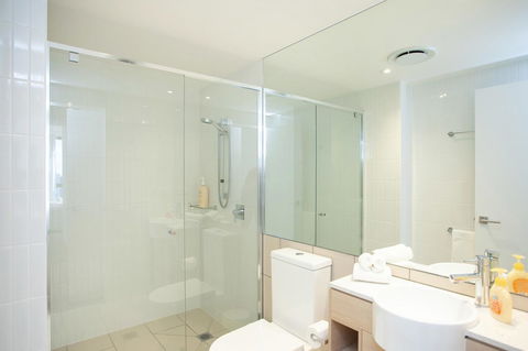 High Floor Ocean View Suites Broadbeach - Pubs and Clubs 5