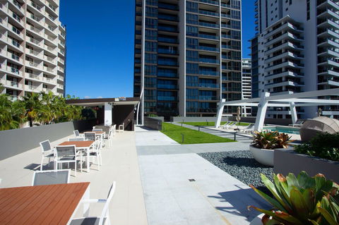 High Floor Ocean View Suites Broadbeach - Pubs and Clubs 33