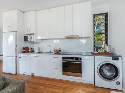 Sam's Buderim Mountain Guest House - Go Out 4