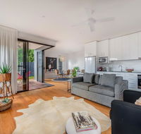 Sam's Buderim Mountain Guest House - Pubs and Clubs
