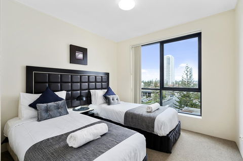Broadbeach On The Park, 3 Bed Ocean - We Accommodate - Pubs and Clubs 7