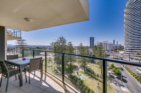 Broadbeach On The Park, 3 Bed Ocean - We Accommodate - Pubs and Clubs 10