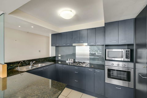 Broadbeach On The Park, 3 Bed Ocean - We Accommodate - Pubs and Clubs 16