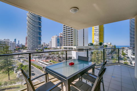 Broadbeach On The Park, 3 Bed Ocean - We Accommodate - Pubs and Clubs 9