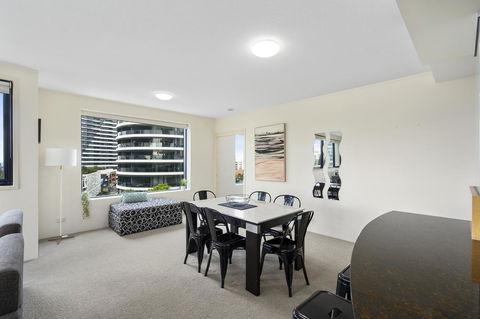 Broadbeach On The Park, 3 Bed Ocean - We Accommodate - Pubs and Clubs 4