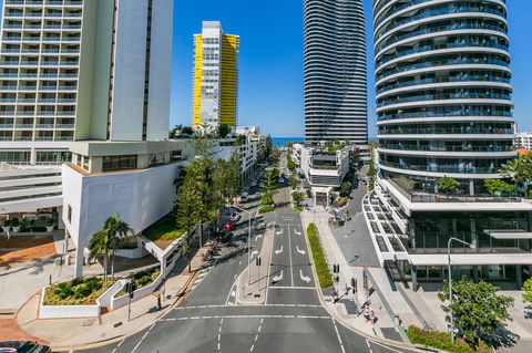 Broadbeach On The Park, 3 Bed Ocean - We Accommodate - Pubs and Clubs 11