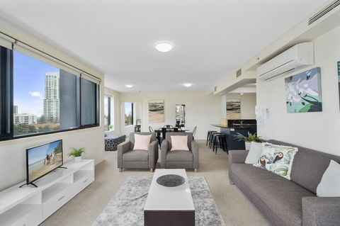 Broadbeach On The Park, 3 Bed Ocean - We Accommodate - Pubs and Clubs 5