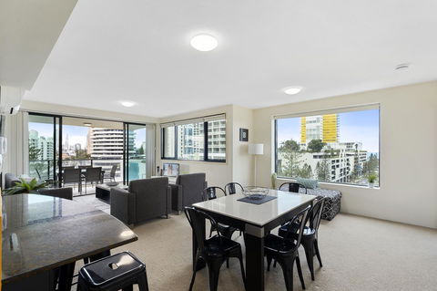 Broadbeach On The Park, 3 Bed Ocean - We Accommodate - Pubs and Clubs 2