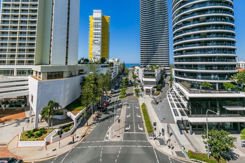 Broadbeach On The Park, 3 Bed Ocean - We Accommodate - Pubs and Clubs 17