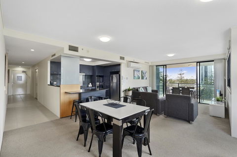 Broadbeach On The Park, 3 Bed Ocean - We Accommodate - Pubs and Clubs 1