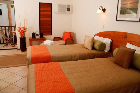 Hibiscus Resort & Spa - Official Onsite Reception & Check In - Pubs and Clubs 2