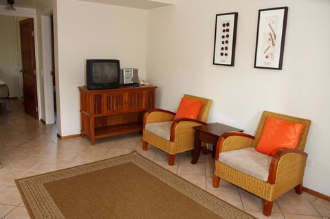 Hibiscus Resort & Spa - Official Onsite Reception & Check In - Pubs and Clubs 5