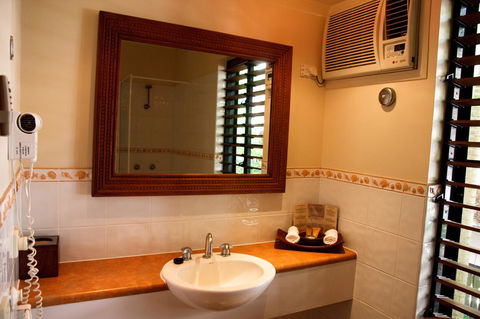 Hibiscus Resort & Spa - Official Onsite Reception & Check In - Pubs and Clubs 32