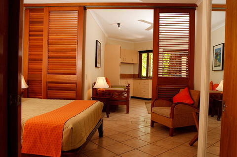 Hibiscus Resort & Spa - Official Onsite Reception & Check In - Pubs and Clubs 1