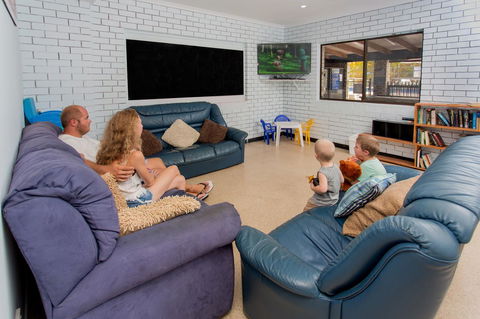 Ingenia Holidays Noosa North - Pubs and Clubs 11