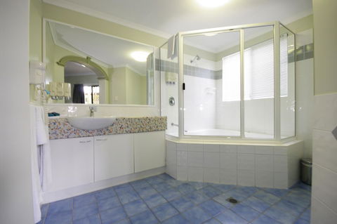 Mackay Resort Motel - Pubs and Clubs 13