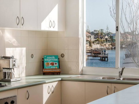 Waters Edge Apartment With Jetty - Pubs and Clubs 3