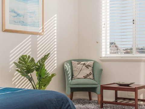 Waters Edge Apartment With Jetty - Pubs and Clubs 2