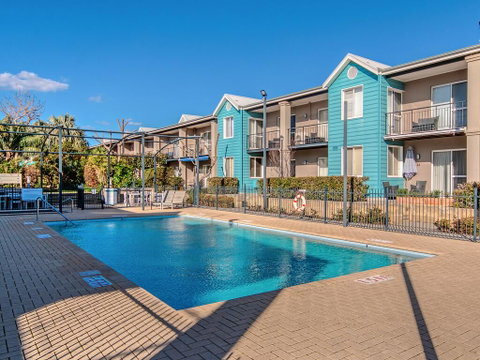 Waters Edge Apartment With Jetty - Pubs and Clubs 1