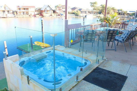 Waterside Resort Style - Pubs and Clubs 0