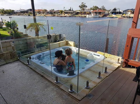 Waterside Resort Style - Pubs and Clubs 3