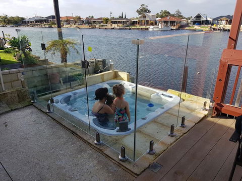 Waterside Resort Style - Pubs and Clubs 1