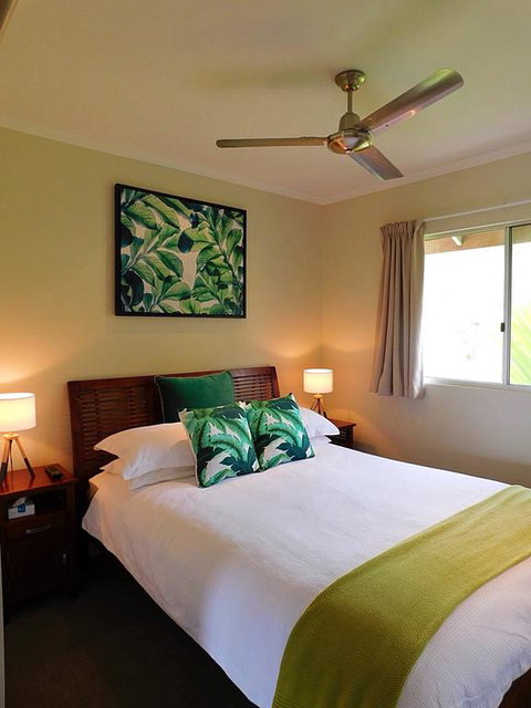Watersons At Airlie Central Apartments - Go Out 3