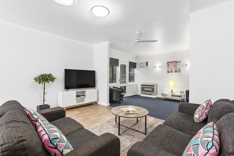 Wattle Grove Villa - Go Out 3