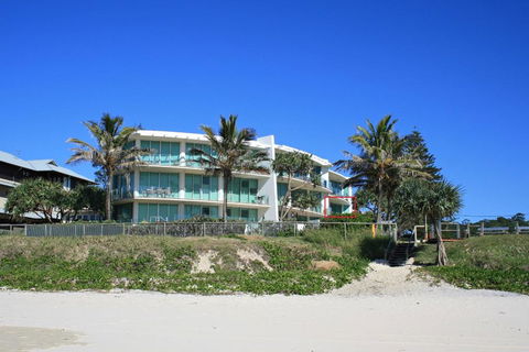 WAVES 203 ON CURRUMBIN - Pubs and Clubs 3