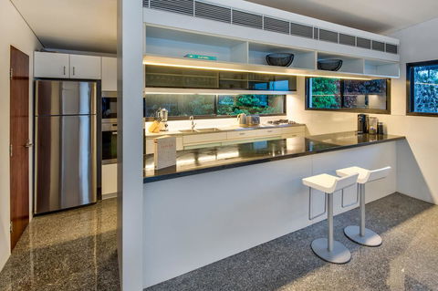 Waves 5 Luxury 3 Bedroom Breathtaking Ocean Views Central Location - Pubs and Clubs 1