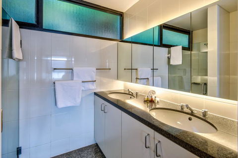 Waves 5 Luxury 3 Bedroom Breathtaking Ocean Views Central Location - Pubs and Clubs 3
